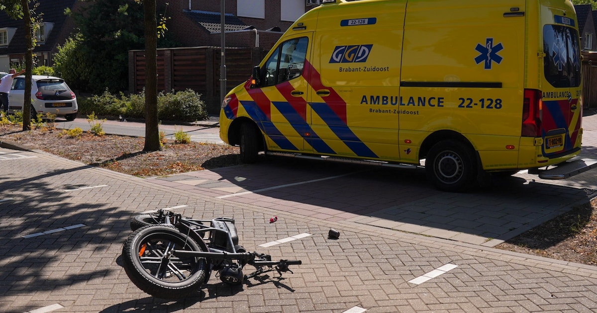 Vrouw op fatbike botst met auto in Helmond en gaat met politie mee voor onderzoek