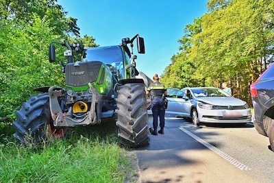 Tractor rijdt in op file N69 in Valkenswaard, achterkant auto verbrijzeld