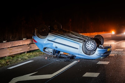 Automobilist vliegt uit de bocht en belandt ondersteboven op de N348 bij Ellecom