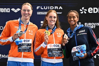 Oppermachtige Marrit Steenbergen grijpt Europese titel op 100 meter vrije slag, Milou van Wijk pakt knap zilver