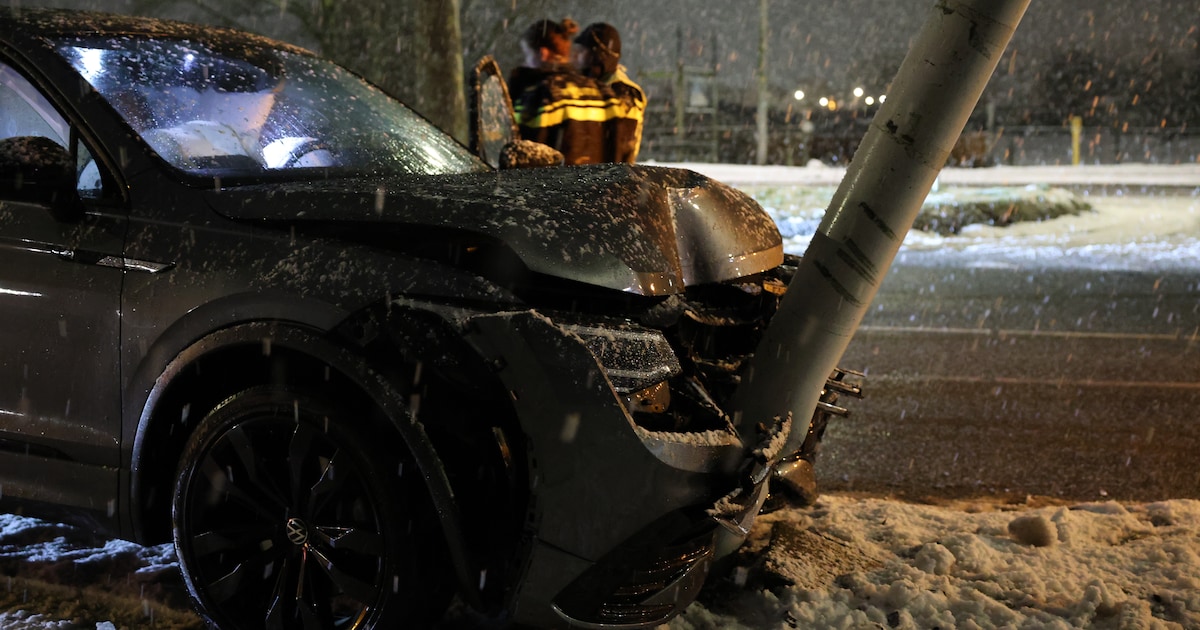 Auto ramt lantaarnpaal op Leidseweg in Voorschoten