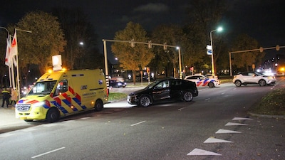 Twee auto’s botsen op kruising in Oss: één inzittende naar ziekenhuis