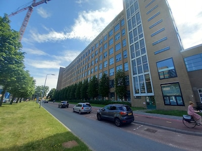 Vrouw valt van trap in gebouw waar liften maanden stuk zijn en moet via raam naar buiten, bewoners k