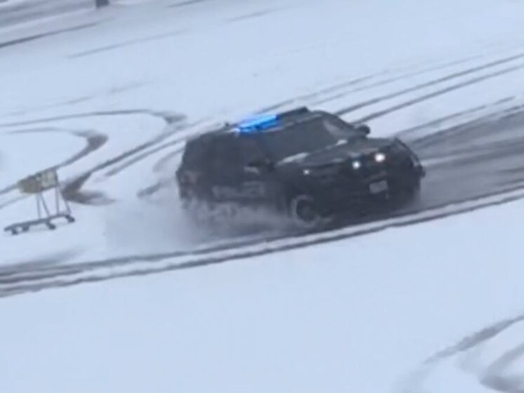 Agenten betrapt terwijl ze donuts maken met dienstauto in sneeuw