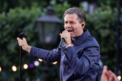 Freek speelt met een slang en Simon eert zijn jubilerende muzikale vriend (en het is niet Nick)