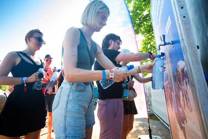 festivalgangers-komen-aan-op-een-van-de-campings-voor-pinkpop