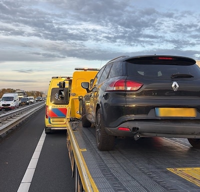 Auto’s botsen op A50, weg dicht en grote file vanaf Oss