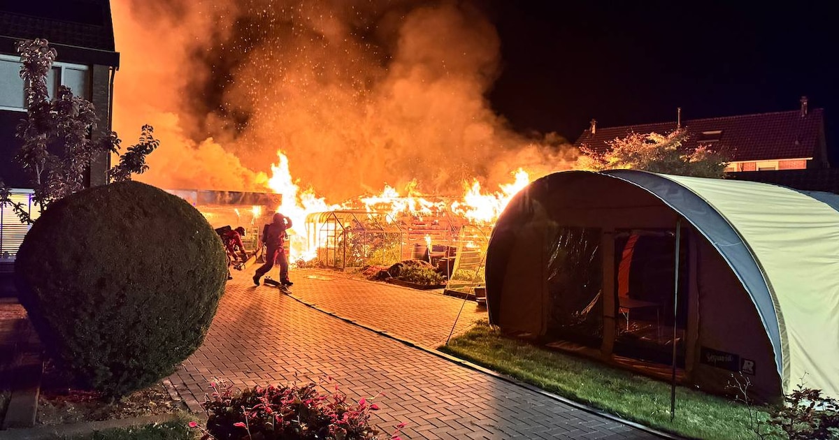 Schuurbrand zorgt voor vlammenzee aan Elzenhage in Stadskanaal