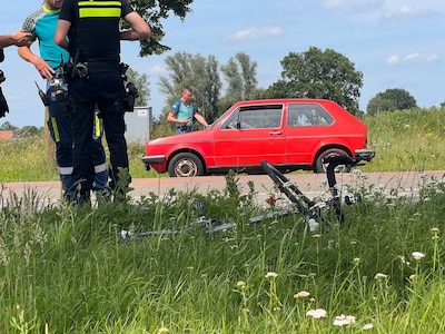 Wielrenner zwaargewond na botsing met personenauto in Beek