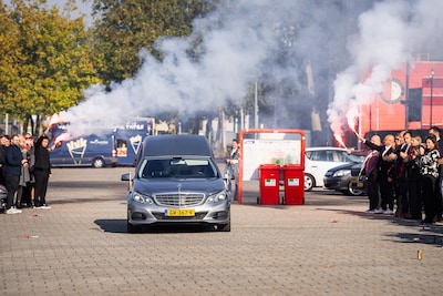 Fakkels en brullende motoren: eerbetoon aan omgekomen havenwerker (21) bij De Kuip