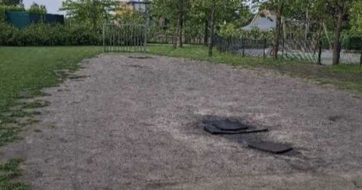 Trapveldje naast basisschool De Caegh in Obdam krijgt nieuw gras