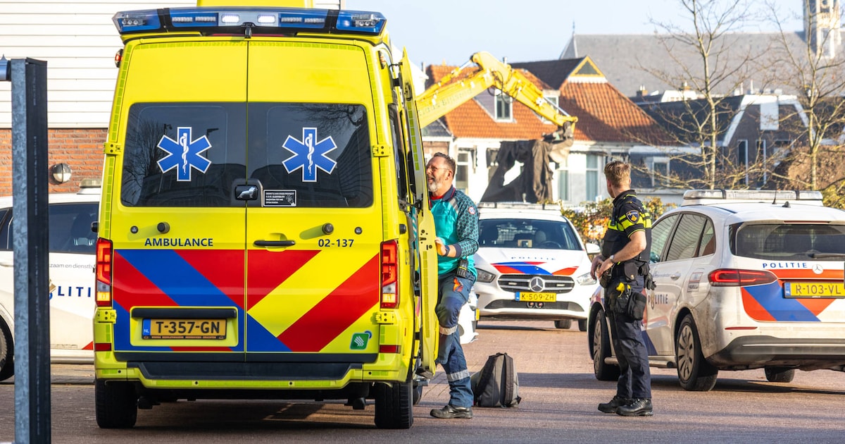 Scooterrijder gewond na botsing met auto bij politiebureau in Sneek