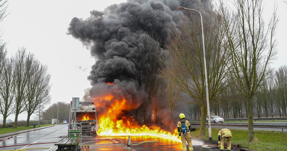 Donkeren wolken stijgen op van de A7 bij Wieringerwerf: vrachtwagen volledig in brand