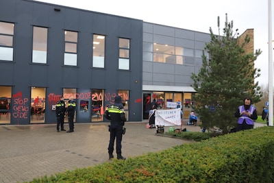 Dichtgeplakte deur, leuzen op ramen en bloedrood water: vreedzaam protest tegen Israël of strafbaar?