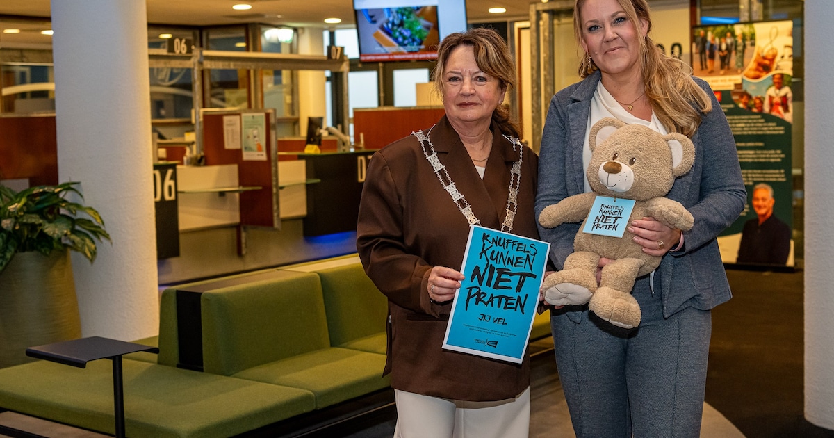 Knuffelbeer in gemeentehuis Brunssum: aandacht voor Week tegen Kindermishandeling