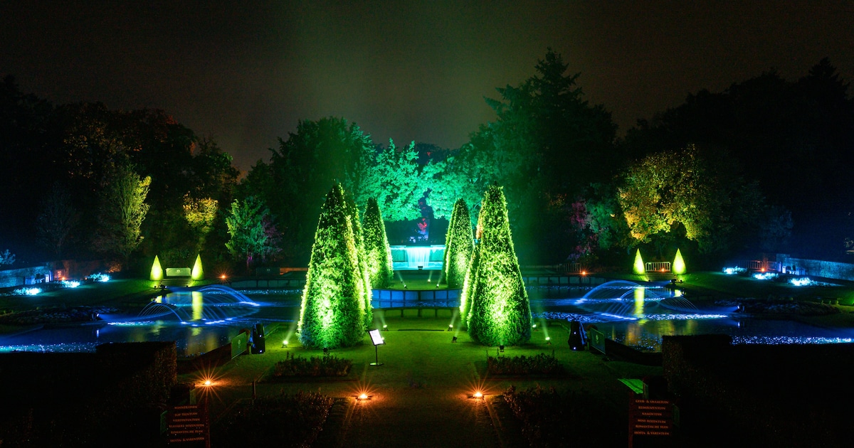 Enchanted Gardens verlicht Kasteeltuinen Arcen in de avond