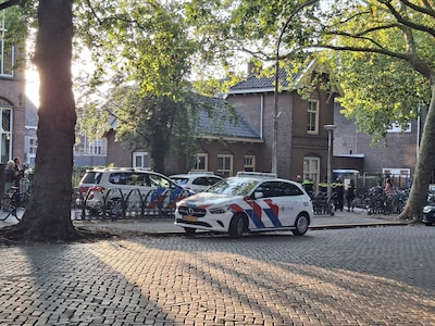 Politie vindt messen bij opvang voor daklozen in Nijmegen: vader van bestolen jongen gaat met mes na