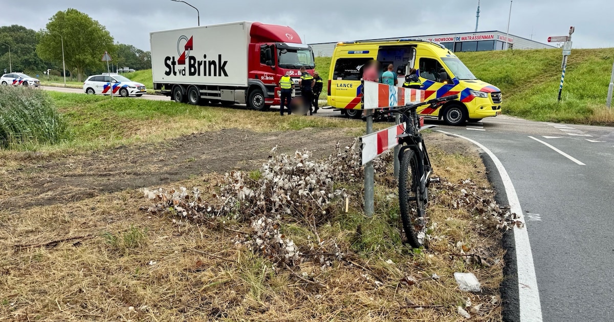 Fietser gewond na aanrijding met vrachtwagen in Enkhuizen