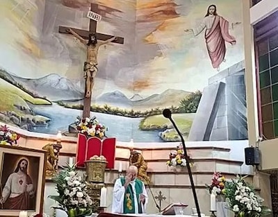 Ecuadoriaanse priester overlijdt tijdens mis nadat enorm houten kruis op zijn hoofd valt