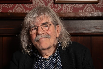 De ‘Hummeloooo-er’ neemt mensen de maat en spaart zichzelf niet