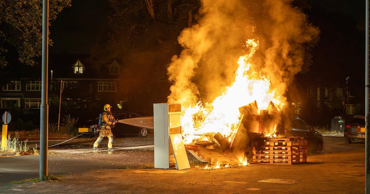 Uitslaande vlammen bij containerbrand aan Jan Gijzenkade in Haarlem