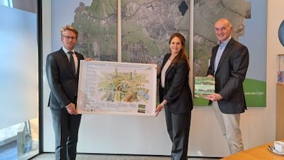 Wethouders Alphen aan den Rijn ontvangen boek over waarde van groen in de stad
