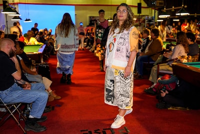 Normaal werkt ze in de scheepsbouw, nu staat Gabi op de catwalk: 'Dit is stiekem mijn droom'