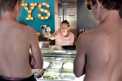 ‘Bij deze temperaturen stijgt het bakjesgehalte’: drukte bij Daan’s Droomijs door tropische zomer