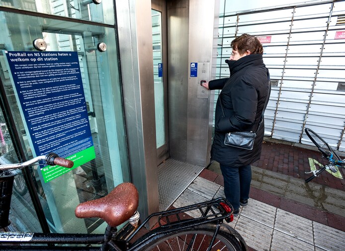 Na vier maanden wachten doet de lift van station Maarssen het weer ...