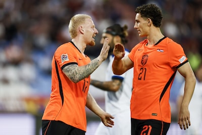 Oranje bij rust op voorsprong tegen stug Servië, Mexx Meerdink schiet penalty overtuigend raak