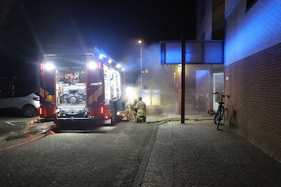 Felle brand in flatwoning aan de Frans Walkatehof in Kampen, meerdere woningen ontruimd door brandwe