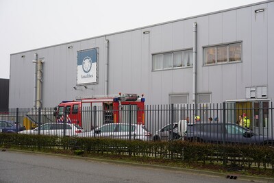 Man die met vinger vastzit in machine kaasmakerij wordt daarna door politie gearresteerd