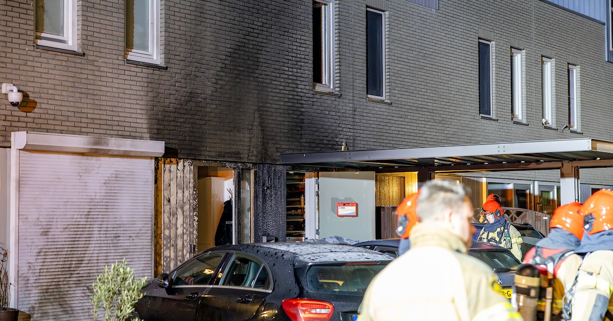 Auto en woning in brand in Amsterdam, mogelijk kogelgat aangetroffen