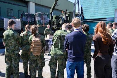 Vracht onder helikopters hangen en achtervolgd worden door een Apache-gevechtshelikopter: dat allema