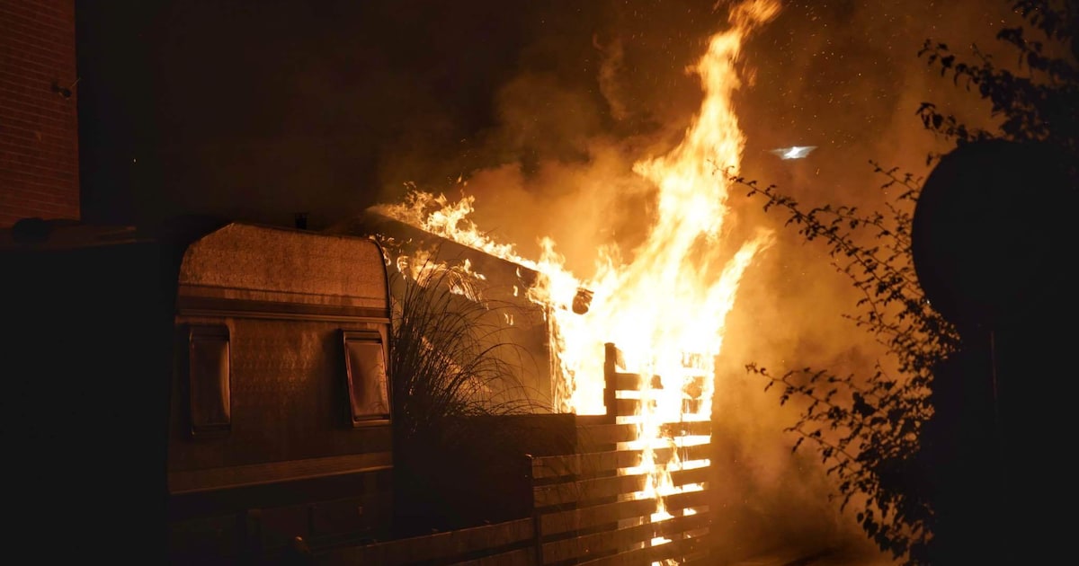 Uitslaande brand verwoest houten tuinhuisje in Assen