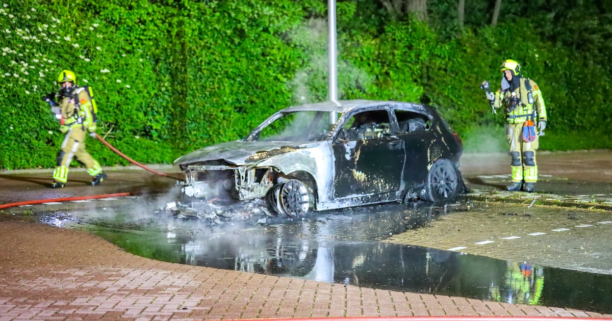 Auto brandt volledig uit achter zwembad in Nieuwerkerk aan den IJssel