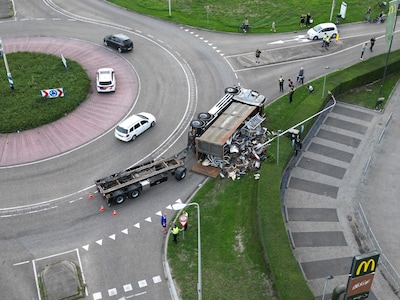 Vrachtauto vol schroot kantelt in Kampen: ravage op rotonde