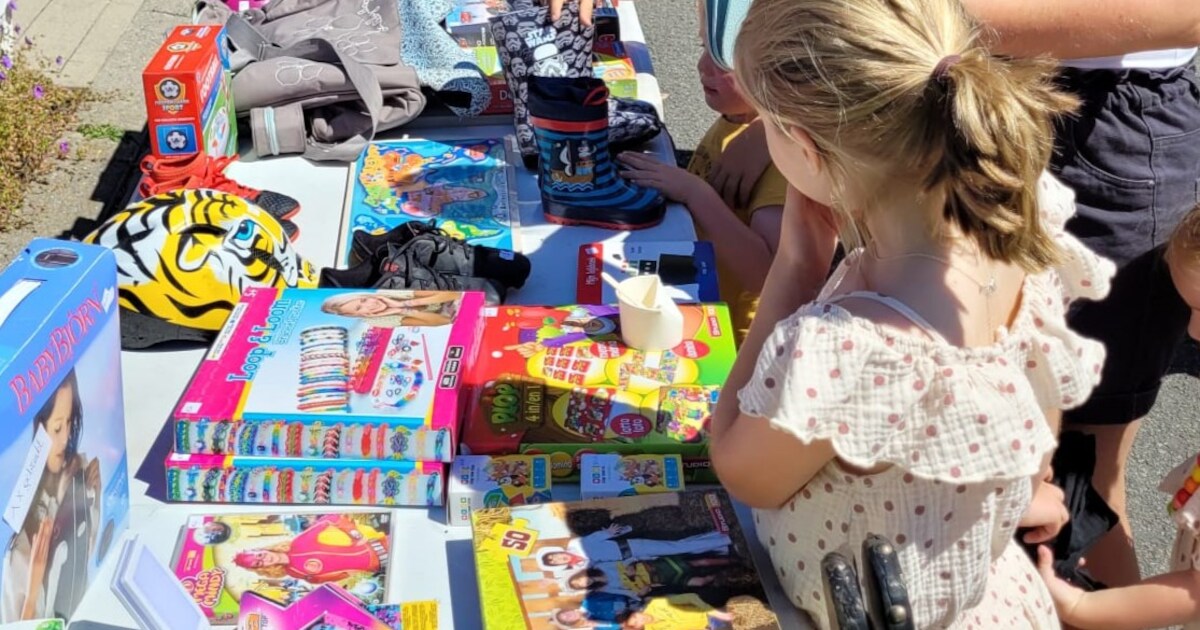 Snuisteren tussen de schatten: Lombaardstraat in Hoevenen maakt zich op voor 14de rommelmarkt