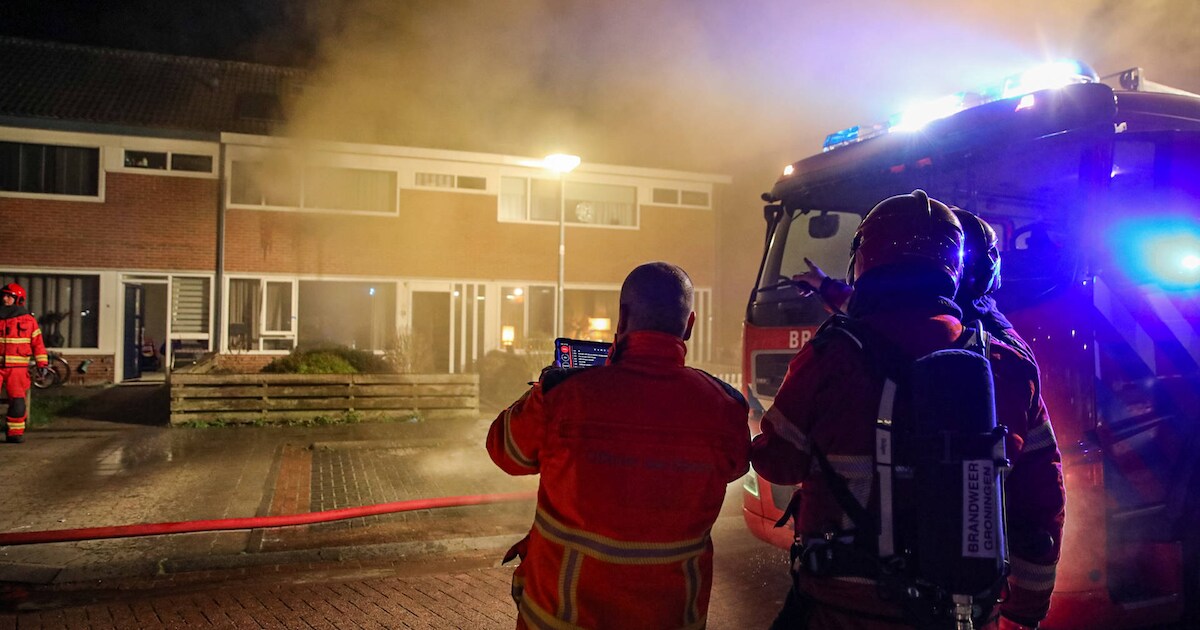 Brand op meerdere plekken in woning Oude Pekela, straat afgesloten