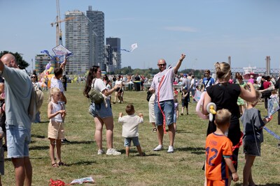 Vliegerfestival Spijkenisse is zonovergoten feest van imposante vliegers en eigen maaksels