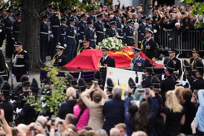 Uitvaart koning Harald begonnen, ook Marius Høiby is aanwezig