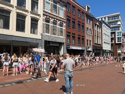 Jonge meiden verdringen zich voor opening kledingwinkel in Nijmegen: ‘Voor we open gingen stond er a