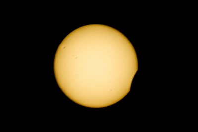 LIVE Zonsverduistering | Zonsverduistering begonnen, maan neemt ‘hapje’ uit de zon, drukte op kijkplaatsen