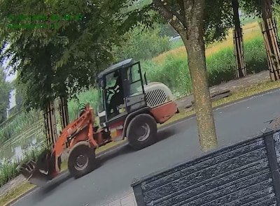 In acht minuten verdwenen: dief steelt shovel van 80.000 euro van bouwterrein in Hengelo