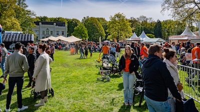 Park rond Huis Scherpenzeel stroomt vol tijdens Koningsdag: ‘geslaagde dag’ met veel muziek en spele