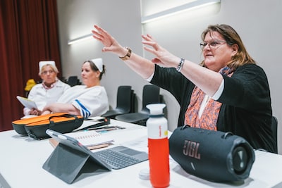 Brabantse toneelclubs staan in de rij voor Elize Jorritsma: ‘Theater geeft me de kans om uit mijn sc