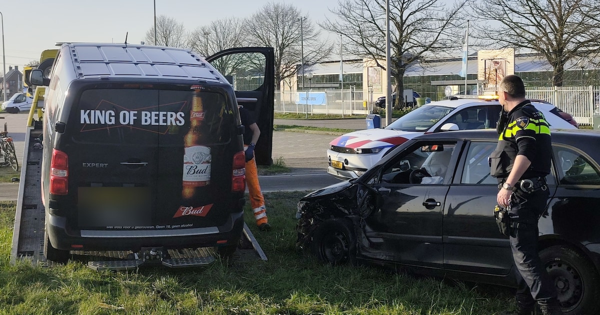Bestelbus en auto belandden naast weg in Numansdorp na harde botsing