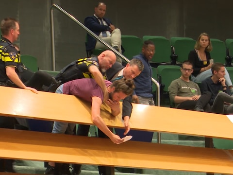 De activisten werden direct van de tribune gehaald