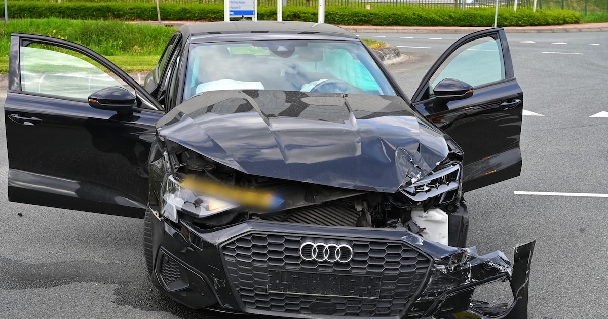 Twee auto's zwaar beschadigd na botsing op de Erasmusweg in Culemborg