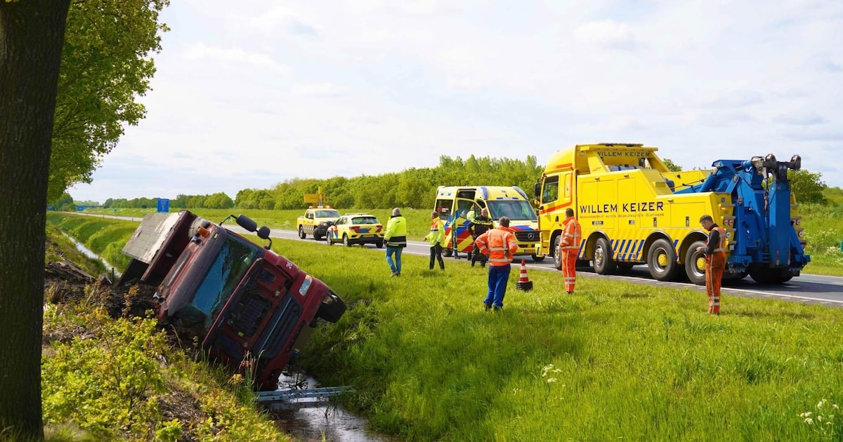 Vrachtwagen op zijn kant in een sloot langs de N366 in Mussel